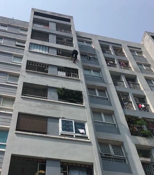 Hà Nội: Sau hàng loạt vụ cháy ở chung cư, cư dân và nhân viên văn phòng mua dây thoát hiểm về tập đu - Ảnh 16. Hà Nội: Sau hàng loạt vụ cháy ở chung cư, cư dân và nhân viên văn phòng mua dây thoát hiểm về tập đu - Ảnh 16.
