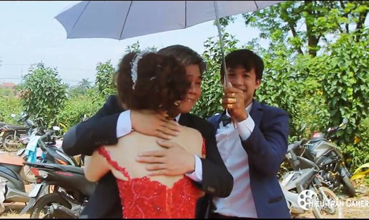 Nổi tiếng vì clip chia tay bố đẻ trong đám cưới, cô gái Sài Gòn tiết lộ chuyện hậu trường cảm động “còn mỗi ba lủi thủi ở nhà” - Ảnh 2.