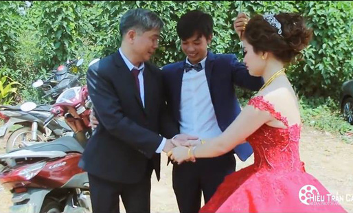 Nổi tiếng vì clip chia tay bố đẻ trong đám cưới, cô gái Sài Gòn tiết lộ chuyện hậu trường cảm động “còn mỗi ba lủi thủi ở nhà” - Ảnh 1.
