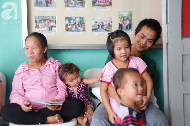 Vụ bé gái 8 tuổi mất tích khi đi xe buýt một mình tìm mẹ: Muội đã về với gia đình, ôm choàng lấy mẹ khóc nức nở - Ảnh 7. Vụ bé gái 8 tuổi mất tích khi đi xe buýt một mình tìm mẹ: Muội đã về với gia đình, ôm choàng lấy mẹ khóc nức nở - Ảnh 7.
