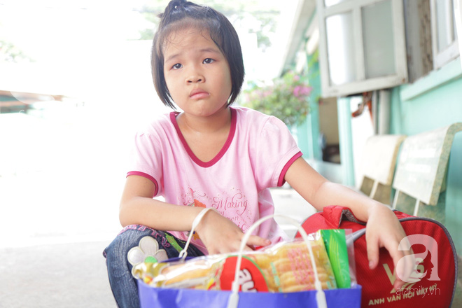 Vụ bé gái 8 tuổi mất tích khi đi xe buýt một mình tìm mẹ: Muội đã về với gia đình, ôm choàng lấy mẹ khóc nức nở - Ảnh 8. Vụ bé gái 8 tuổi mất tích khi đi xe buýt một mình tìm mẹ: Muội đã về với gia đình, ôm choàng lấy mẹ khóc nức nở - Ảnh 8.