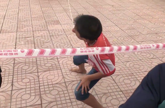 Clip vui: Màn nhảy dây lập kỷ lục 3 phút 500 phát đều như máy khâu của các em học sinh tiểu học - Ảnh 1.