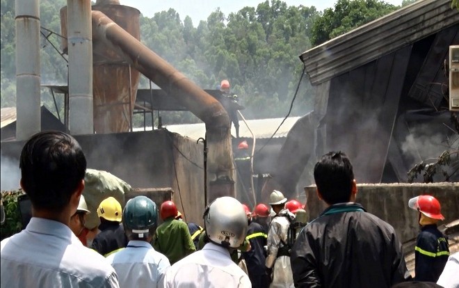 Cháy lớn tại xưởng gỗ 5.500m2 ở Đà Nẵng, nhiều người tá hỏa bỏ chạy - Ảnh 4.