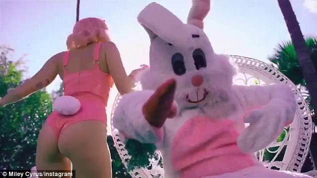 Sự nghiệp flop nặng, Miley Cyrus quay lại con đường khoe nhũ hoa, lè lưỡi phản cảm - Ảnh 5. Sự nghiệp flop nặng, Miley Cyrus quay lại con đường khoe nhũ hoa, lè lưỡi phản cảm - Ảnh 5.