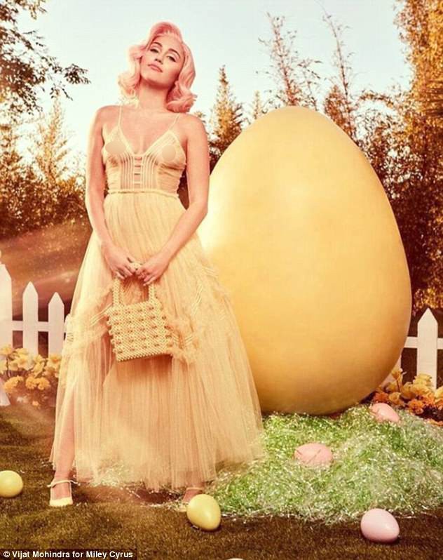 Sự nghiệp flop nặng, Miley Cyrus quay lại con đường khoe nhũ hoa, lè lưỡi phản cảm - Ảnh 7. Sự nghiệp flop nặng, Miley Cyrus quay lại con đường khoe nhũ hoa, lè lưỡi phản cảm - Ảnh 7.