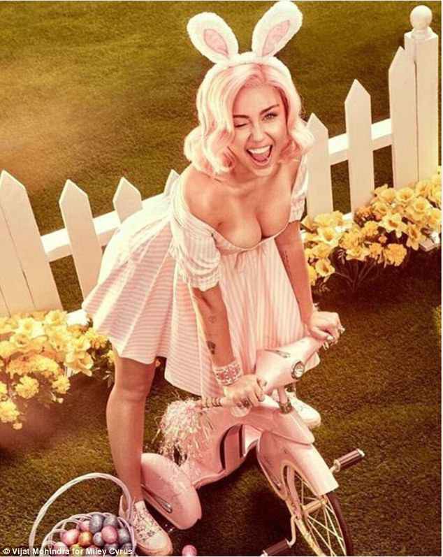 Sự nghiệp flop nặng, Miley Cyrus quay lại con đường khoe nhũ hoa, lè lưỡi phản cảm - Ảnh 8. Sự nghiệp flop nặng, Miley Cyrus quay lại con đường khoe nhũ hoa, lè lưỡi phản cảm - Ảnh 8.