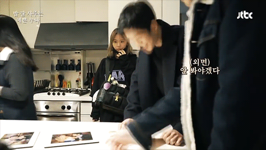 Không biết đang bị ghi hình, Jung Hae In lộ hành động ghen tuông vì Son Ye Jin ở hậu trường - Ảnh 4.