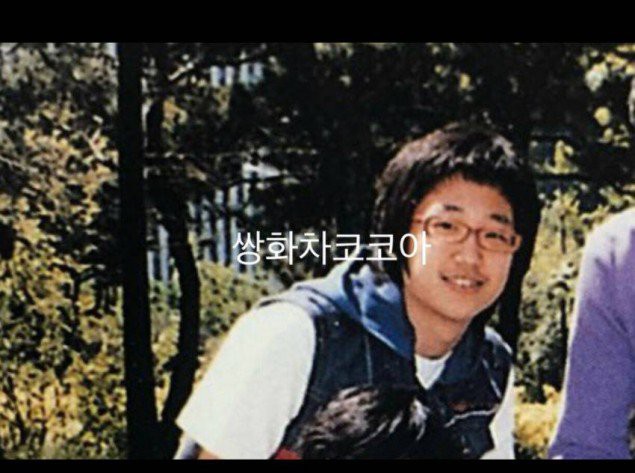 Jung Hae In đúng là ca dậy thì quá thành công, nhìn loạt ảnh tốt nghiệp thời còn đeo kính, để ria này mà xem - Ảnh 1.
