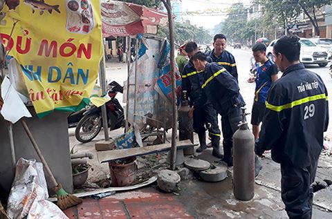 Nổ tại cửa hàng bán bóng bay, bình khí văng trăm mét - Ảnh 2.