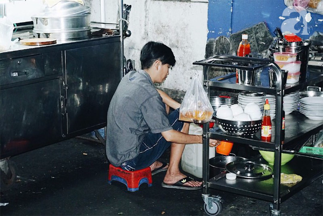 Ký sự Sài Gòn đêm không ngủ: náo nhiệt, hoa lệ nhưng cũng thô ráp muôn vạn kiếp người! - Ảnh 10. Ký sự Sài Gòn đêm không ngủ: náo nhiệt, hoa lệ nhưng cũng thô ráp muôn vạn kiếp người! - Ảnh 10.