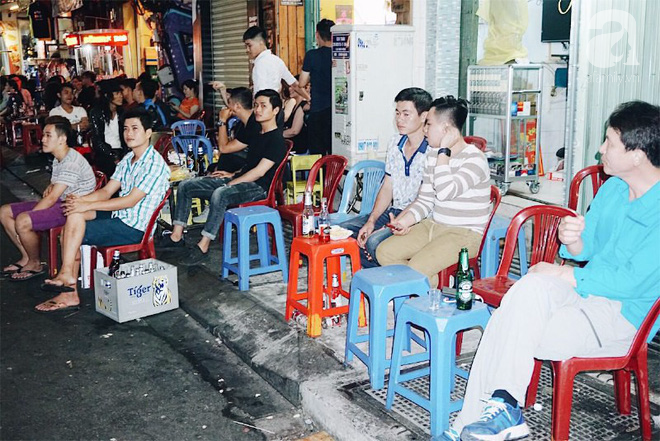 Ký sự Sài Gòn đêm không ngủ: náo nhiệt, hoa lệ nhưng cũng thô ráp muôn vạn kiếp người! - Ảnh 3. Ký sự Sài Gòn đêm không ngủ: náo nhiệt, hoa lệ nhưng cũng thô ráp muôn vạn kiếp người! - Ảnh 3.