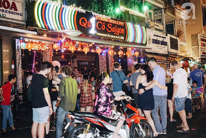 Ký sự Sài Gòn đêm không ngủ: náo nhiệt, hoa lệ nhưng cũng thô ráp muôn vạn kiếp người! - Ảnh 4. Ký sự Sài Gòn đêm không ngủ: náo nhiệt, hoa lệ nhưng cũng thô ráp muôn vạn kiếp người! - Ảnh 4.
