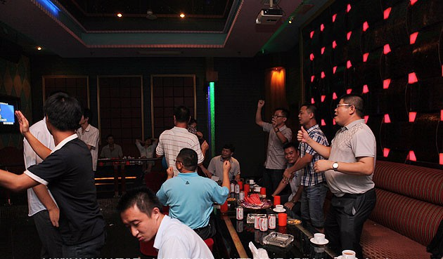 Phát hiện hóa đơn Karaoke có kèm chi phí 2 em tay vịn trong túi chồng, mẹ trẻ hỏi chị em làm sao để xử đẹp? - Ảnh 3.