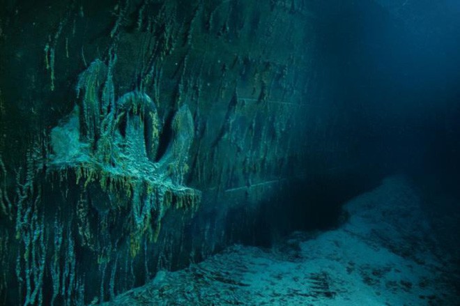 Lặn sâu 4.000m xuống đáy biển, khám phá thế giới chưa từng kể của tàu Titanic huyền thoại - Ảnh 2.