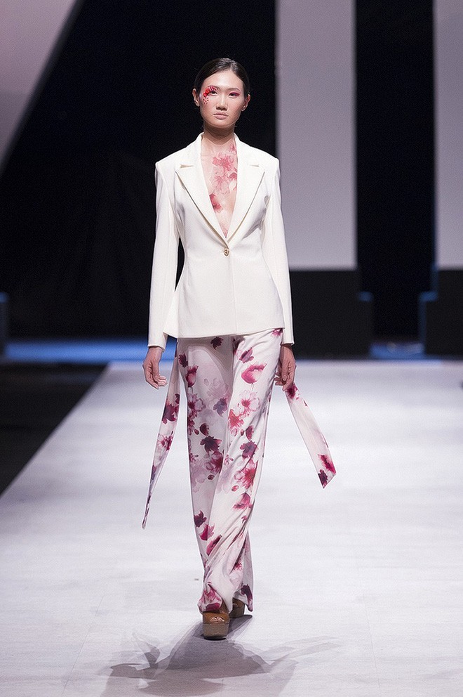 VIFW 2018 ngày 3: Bữa tiệc thời trang ngũ vị hội tụ từ áo dài cho đến váy vóc bay bổng và những thiết kế vương giả - Ảnh 3.