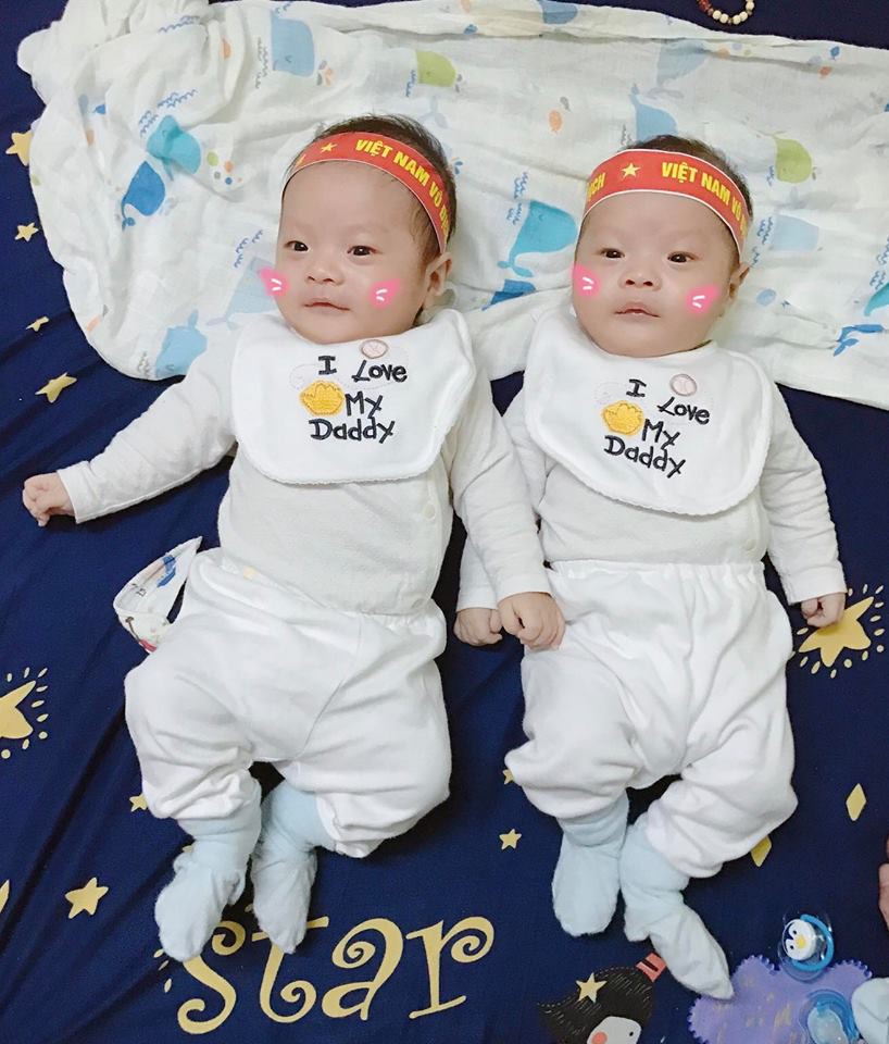 Kinh nghiệm k&iacute;ch sữa từ l&uacute;c chỉ l&aacute;ng đ&aacute;y b&igrave;nh cho đến khi đủ sữa cho 2 b&eacute; sinh đ&ocirc;i b&uacute; c&ugrave;ng l&uacute;c - Ảnh 9.