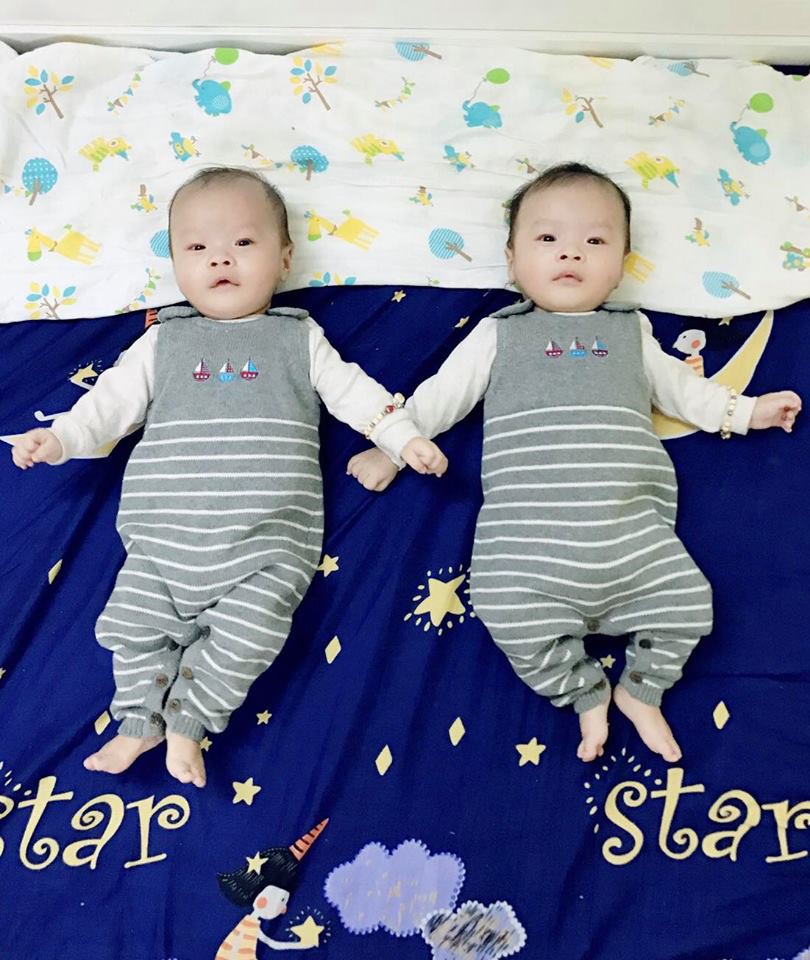 Kinh nghiệm k&iacute;ch sữa từ l&uacute;c chỉ l&aacute;ng đ&aacute;y b&igrave;nh cho đến khi đủ sữa cho 2 b&eacute; sinh đ&ocirc;i b&uacute; c&ugrave;ng l&uacute;c - Ảnh 7.