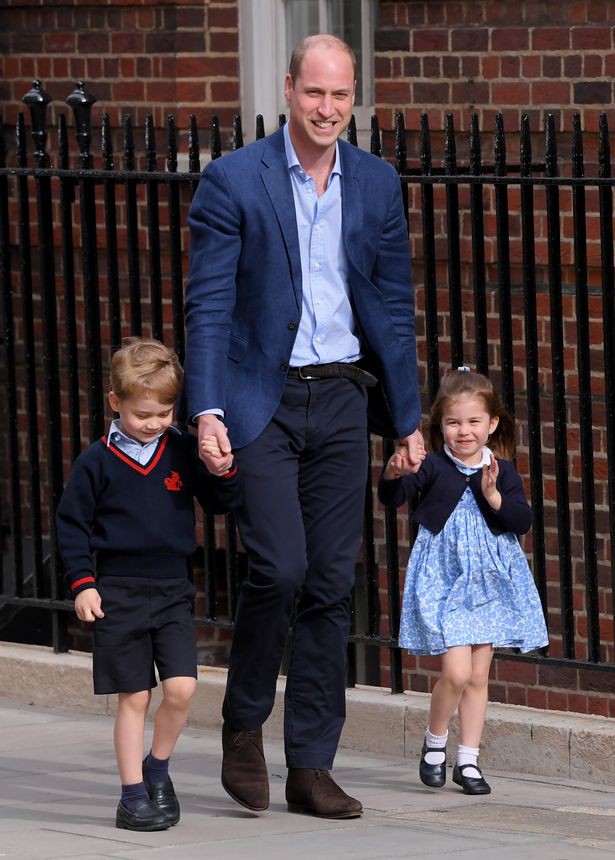 Sau bao ngày chờ đợi, cuối cùng Hoàng tử George và Công chúa Charlotte cũng được bố dẫn đến gặp em - Ảnh 2.