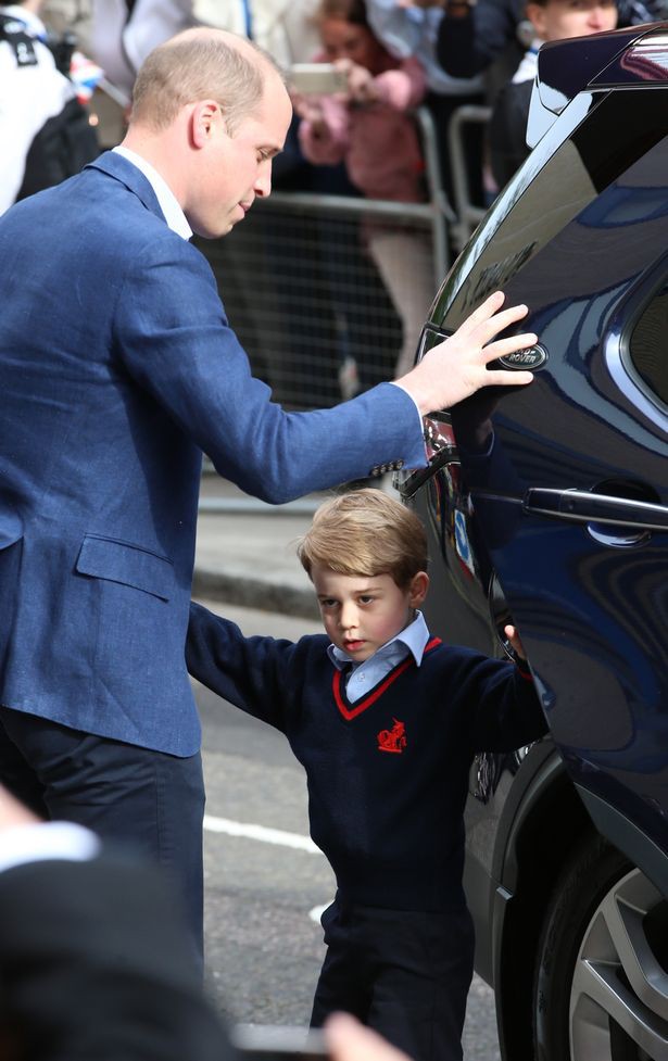 Sau bao ngày chờ đợi, cuối cùng Hoàng tử George và Công chúa Charlotte cũng được bố dẫn đến gặp em - Ảnh 5.