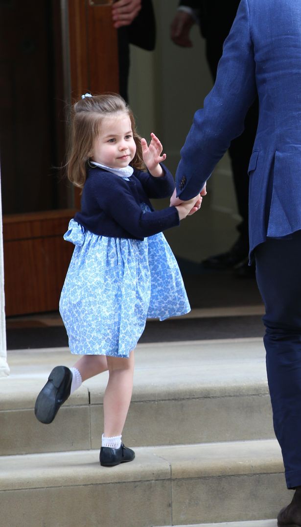 Sau bao ngày chờ đợi, cuối cùng Hoàng tử George và Công chúa Charlotte cũng được bố dẫn đến gặp em - Ảnh 4.