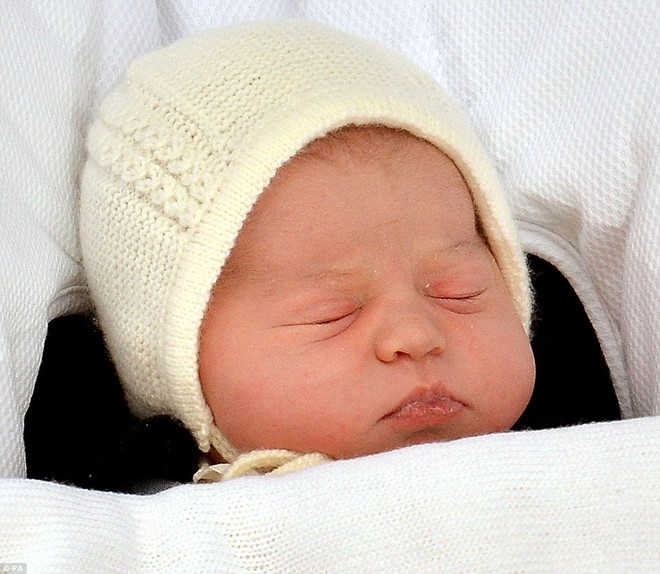 CẬP NHẬT: Công nương Kate vừa hạ sinh hoàng tử nặng 3,8kg, nhà cái Anh đưa ra dự đoán tên của tiểu hoàng tử - Ảnh 2.