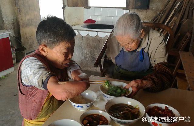 Câu chuyện cảm động về người phụ nữ cụt cả tay chân một mình chăm sóc mẹ già 100 tuổi - Ảnh 3.