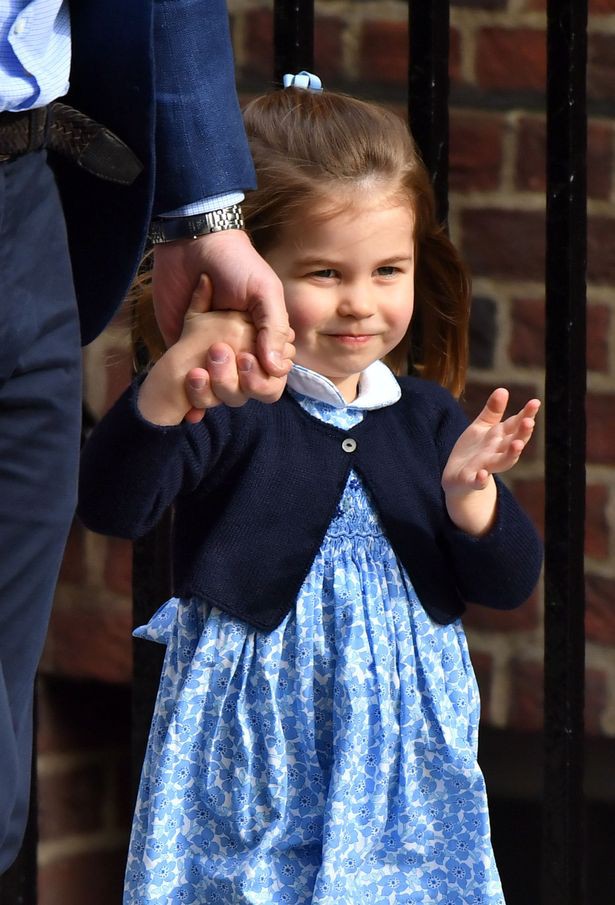 Sau bao ngày chờ đợi, cuối cùng Hoàng tử George và Công chúa Charlotte cũng được bố dẫn đến gặp em - Ảnh 3.