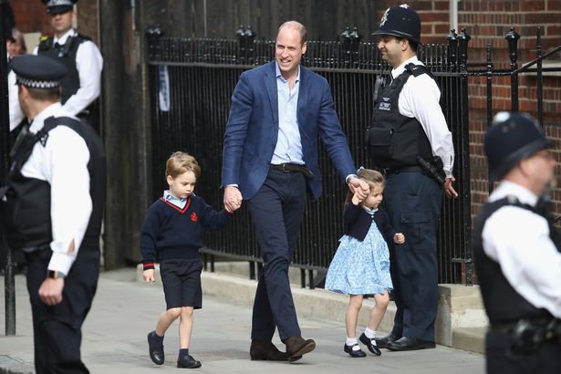 Sau bao ngày chờ đợi, cuối cùng Hoàng tử George và Công chúa Charlotte cũng được bố dẫn đến gặp em - Ảnh 1.