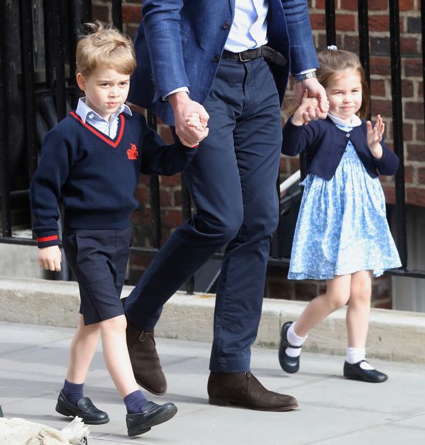 Sau bao ngày chờ đợi, cuối cùng Hoàng tử George và Công chúa Charlotte cũng được bố dẫn đến gặp em - Ảnh 7.