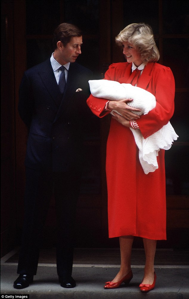 Không phải ngẫu nhiên mà Công nương Kate lại chọn đầm đỏ trong buổi diện kiến công chúng sau sinh - Ảnh 5.