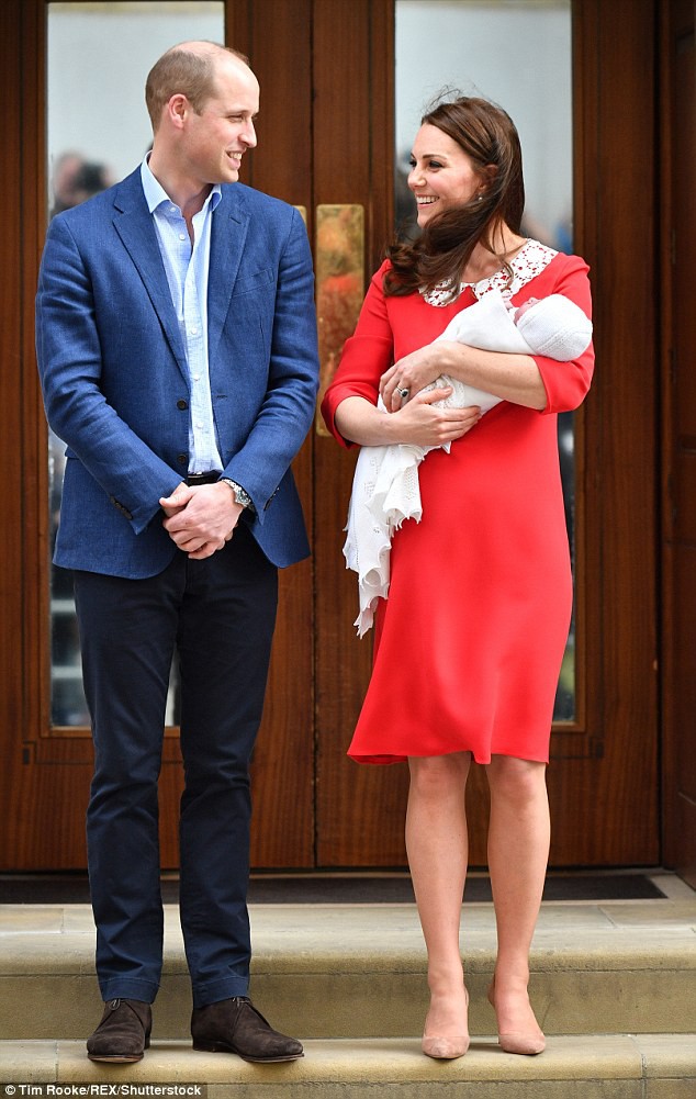 Không phải ngẫu nhiên mà Công nương Kate lại chọn đầm đỏ trong buổi diện kiến công chúng sau sinh - Ảnh 3.