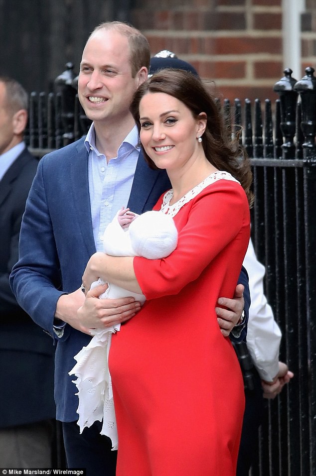 Không phải ngẫu nhiên mà Công nương Kate lại chọn đầm đỏ trong buổi diện kiến công chúng sau sinh - Ảnh 2.