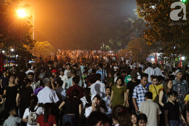 Dù mai mới chính lễ, đã có hàng chục nghìn người đổ về di tích Đền Hùng hành hương trong đêm - Ảnh 5.