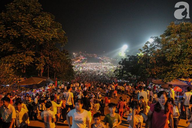 Dù mai mới chính lễ, đã có hàng chục nghìn người đổ về di tích Đền Hùng hành hương trong đêm - Ảnh 2.