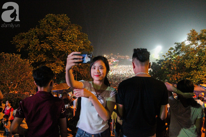 Dù mai mới chính lễ, đã có hàng chục nghìn người đổ về di tích Đền Hùng hành hương trong đêm - Ảnh 10.