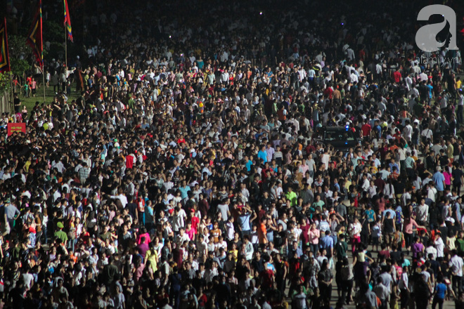 Dù mai mới chính lễ, đã có hàng chục nghìn người đổ về di tích Đền Hùng hành hương trong đêm - Ảnh 1.