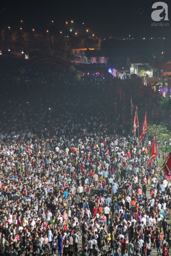Dù mai mới chính lễ, đã có hàng chục nghìn người đổ về di tích Đền Hùng hành hương trong đêm - Ảnh 4.