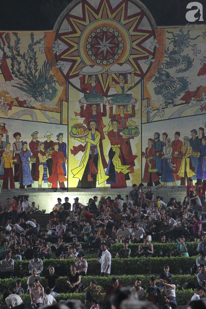 Dù mai mới chính lễ, đã có hàng chục nghìn người đổ về di tích Đền Hùng hành hương trong đêm - Ảnh 3.