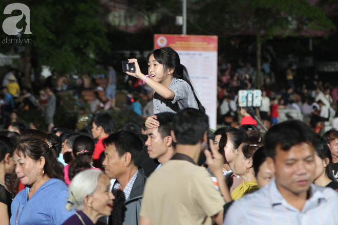 Dù mai mới chính lễ, đã có hàng chục nghìn người đổ về di tích Đền Hùng hành hương trong đêm - Ảnh 7.