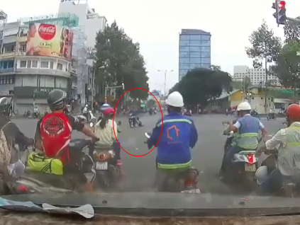 Tên cướp giật, kéo lê cô gái trên phố Sài Gòn đã bị bắt - Ảnh 1. Tên cướp giật, kéo lê cô gái trên phố Sài Gòn đã bị bắt - Ảnh 1.