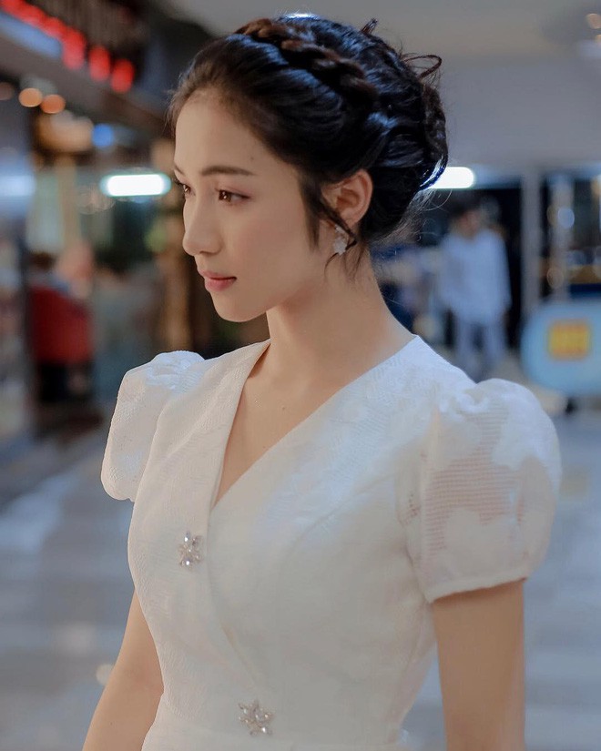 Hòa Minzy rất xinh nhưng chiếc váy cô nàng mặc lại là phiên bản nhái hơi lỗi của váy cưới Song Hye Kyo - Ảnh 2.