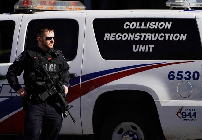 Người dân Canada kinh hoàng chứng kiến vụ lao xe tải vào đám đông - Ảnh 13.