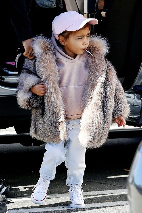 La liệt hàng hiệu xa xỉ, nhưng con gái Kim Kardashian chỉ trung thành với đôi giày phổ thông này - Ảnh 3.