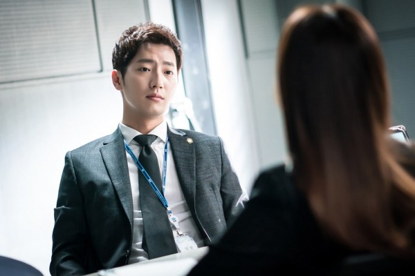 Lee Jong Suk làm ‘lu mờ’ đồng nghiệp vì quá đẹp trai - Ảnh 8.