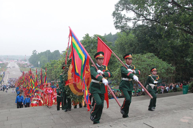 Khai hội Đền Hùng: Hàng rào sống đứng dưới mưa đảm bảo trật tự cho lễ hội - Ảnh 1.