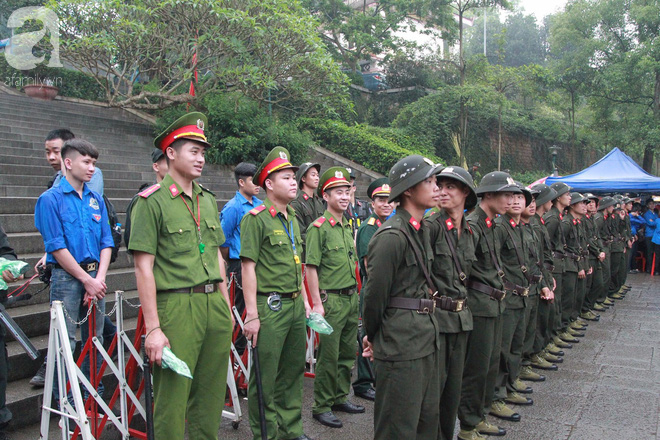 Khai hội Đền Hùng: Hàng rào sống đứng dưới mưa đảm bảo trật tự cho lễ hội - Ảnh 2.