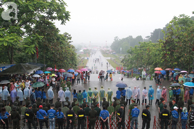 Khai hội Đền Hùng: Hàng rào sống đứng dưới mưa đảm bảo trật tự cho lễ hội - Ảnh 3.
