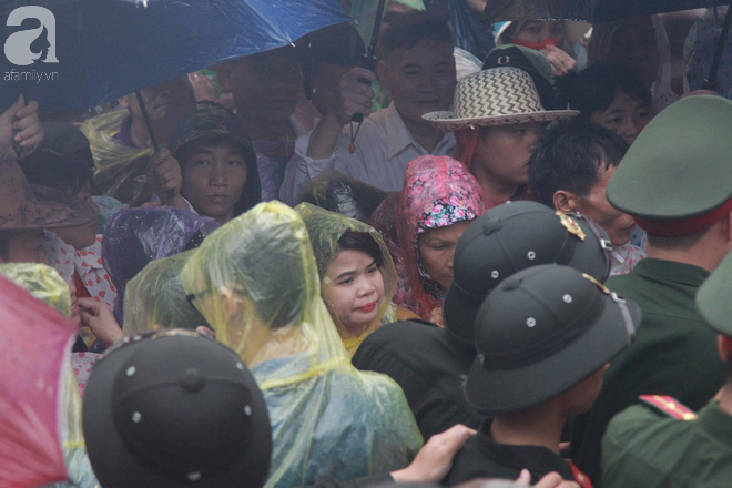 Chùm ảnh: Hàng nghìn người đội mưa vào dâng hương tại Đền Hùng - Ảnh 3.