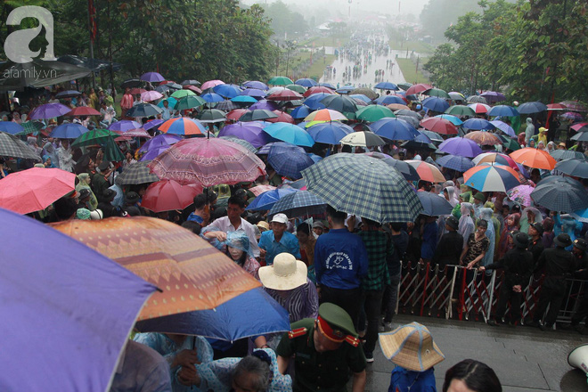 Chùm ảnh: Hàng nghìn người đội mưa vào dâng hương tại Đền Hùng - Ảnh 5.