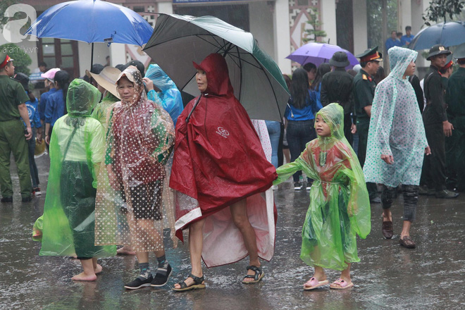 Chùm ảnh: Hàng nghìn người đội mưa vào dâng hương tại Đền Hùng - Ảnh 9.
